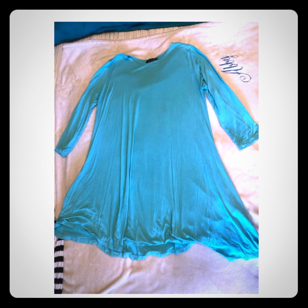 Teal flowy top with pockets.